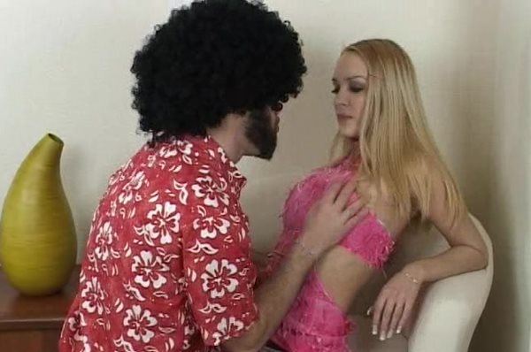 Красивое русское порно с молодой блондинкой. Трахнул со страстью ненасытную подругу и удовлетворил жестким сексом, как она любит