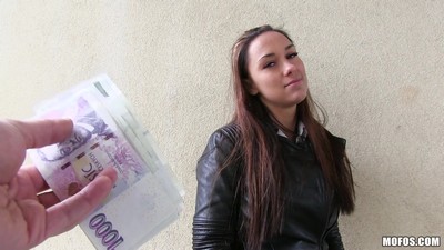 Пикапер развел чешскую девушку на уличный секс за деньги. Милашка заработала минетом и классным сексом на улице